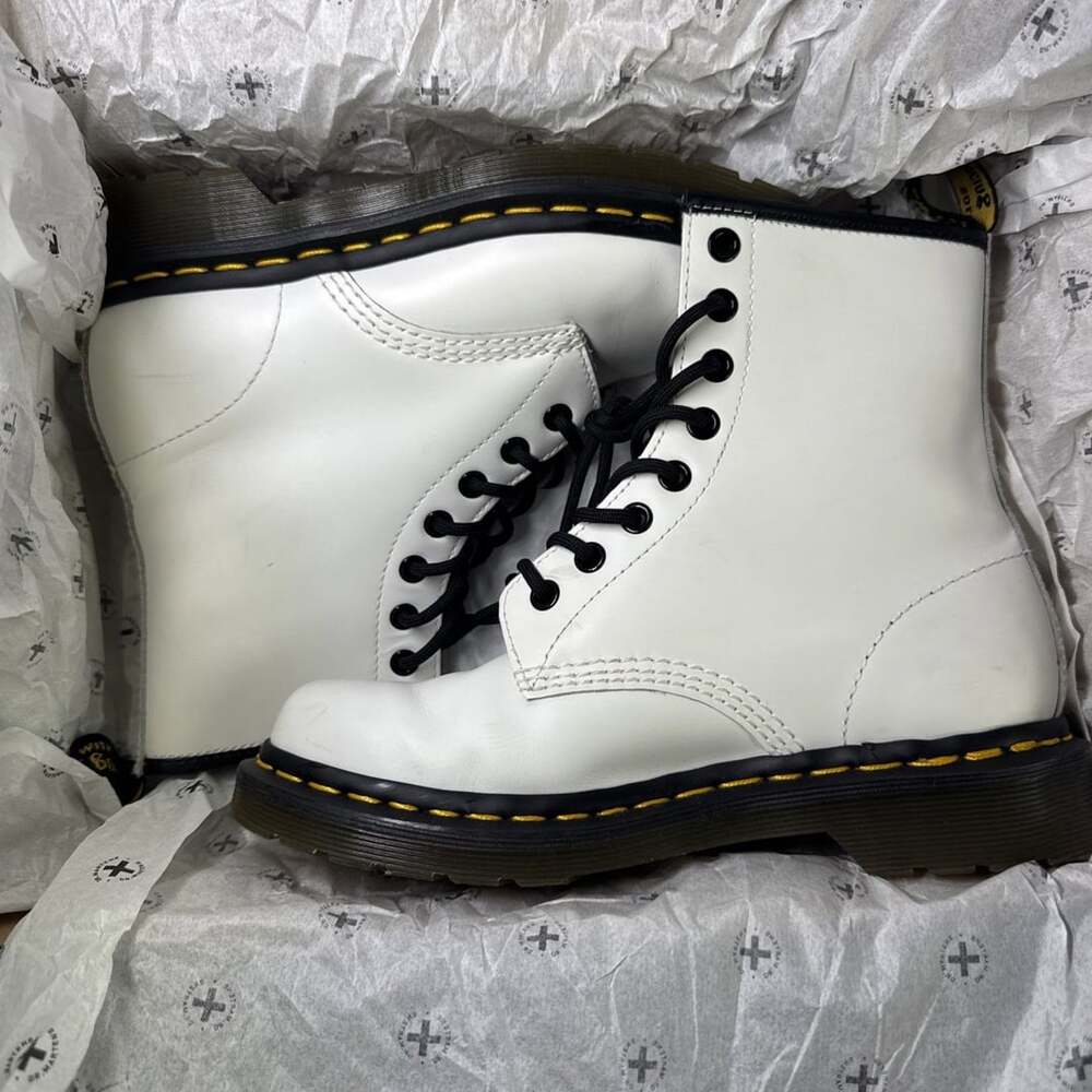 Dr. Martens 1460W White Boots Womenโs US 6 Leather 11821100 Like New